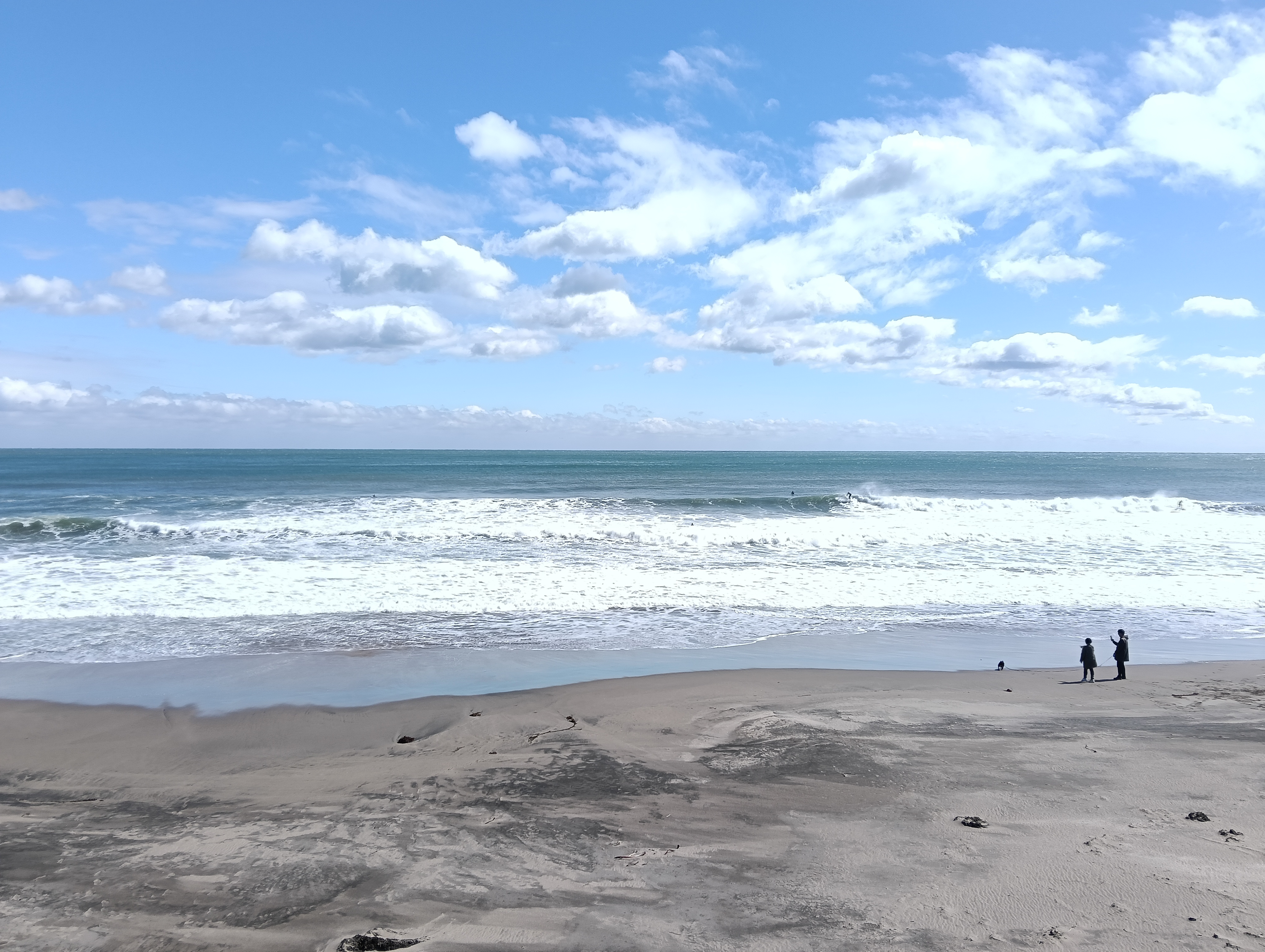 海が荒れてます。