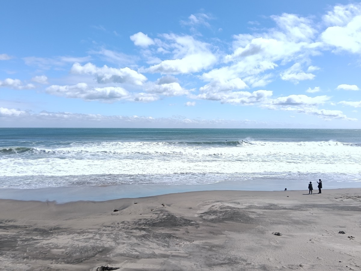 海が荒れてます。